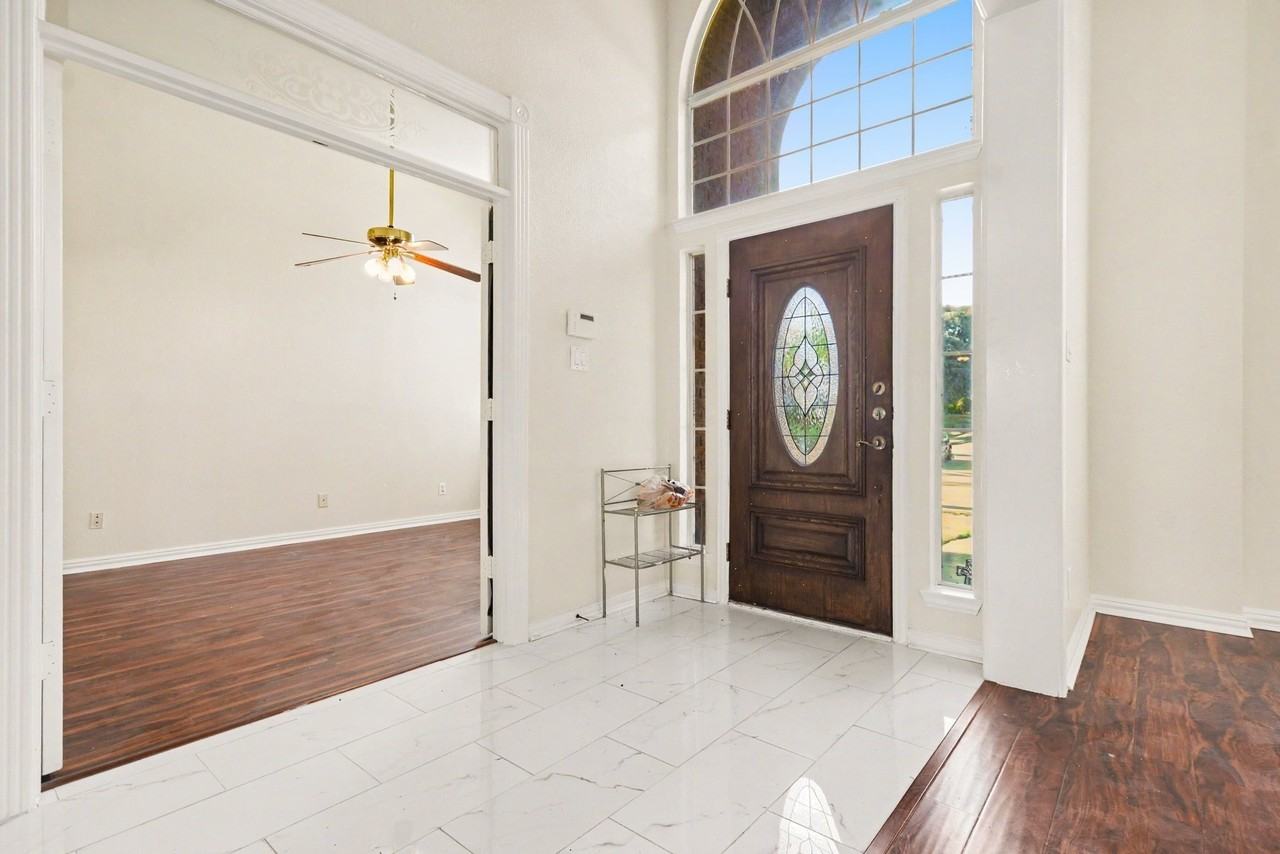 1027 Creek Bnd - Photo 4 of 30