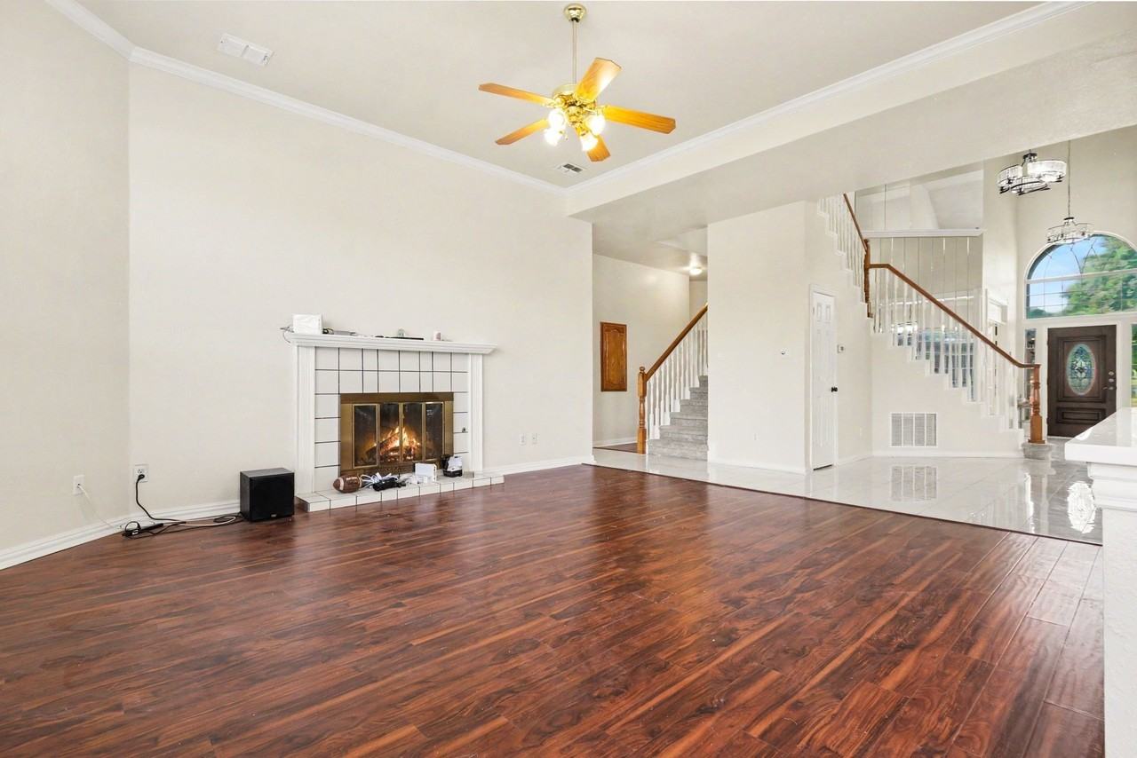 1027 Creek Bnd - Photo 5 of 30