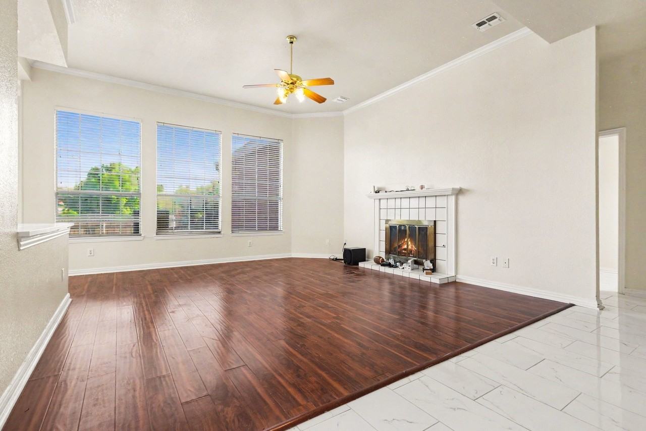 1027 Creek Bnd - Photo 6 of 30