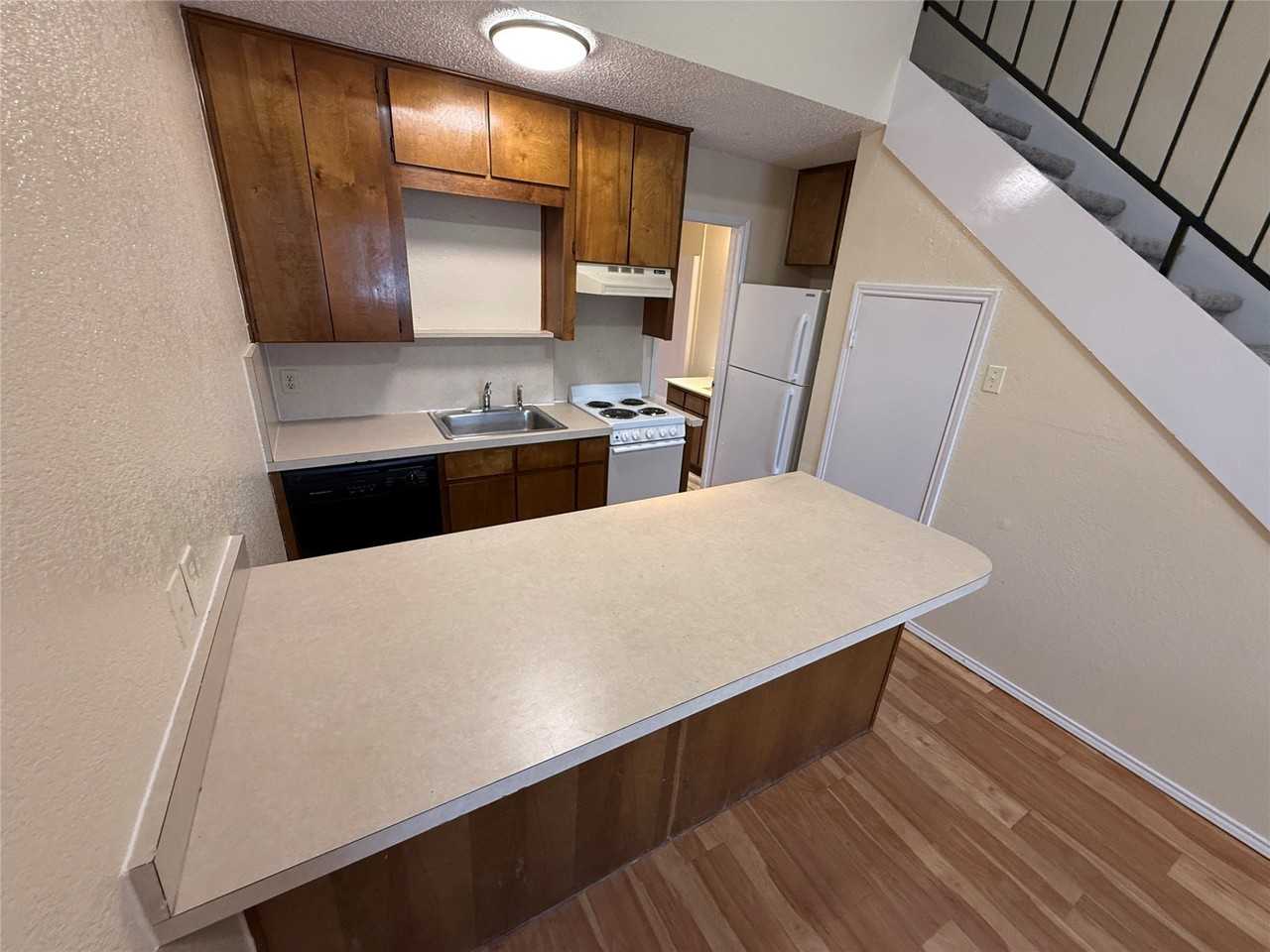 520 Bond St #1 - Photo 3 of 12