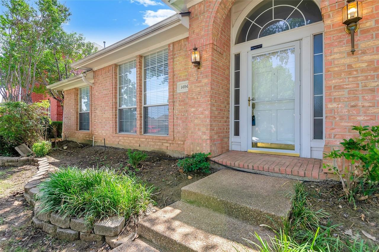 1404 Ranch Hill Dr - Photo 3 of 31