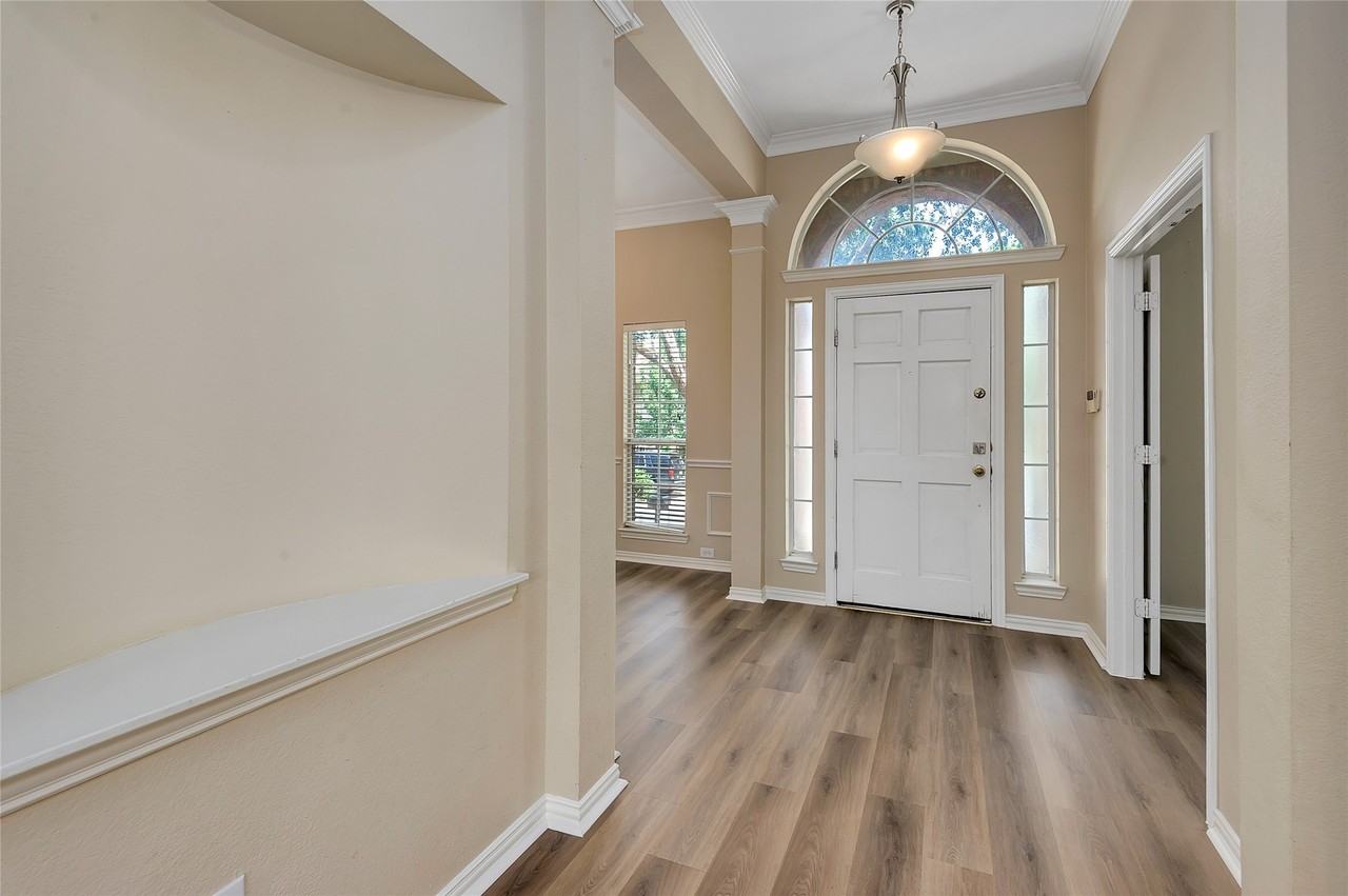 1404 Ranch Hill Dr - Photo 4 of 31
