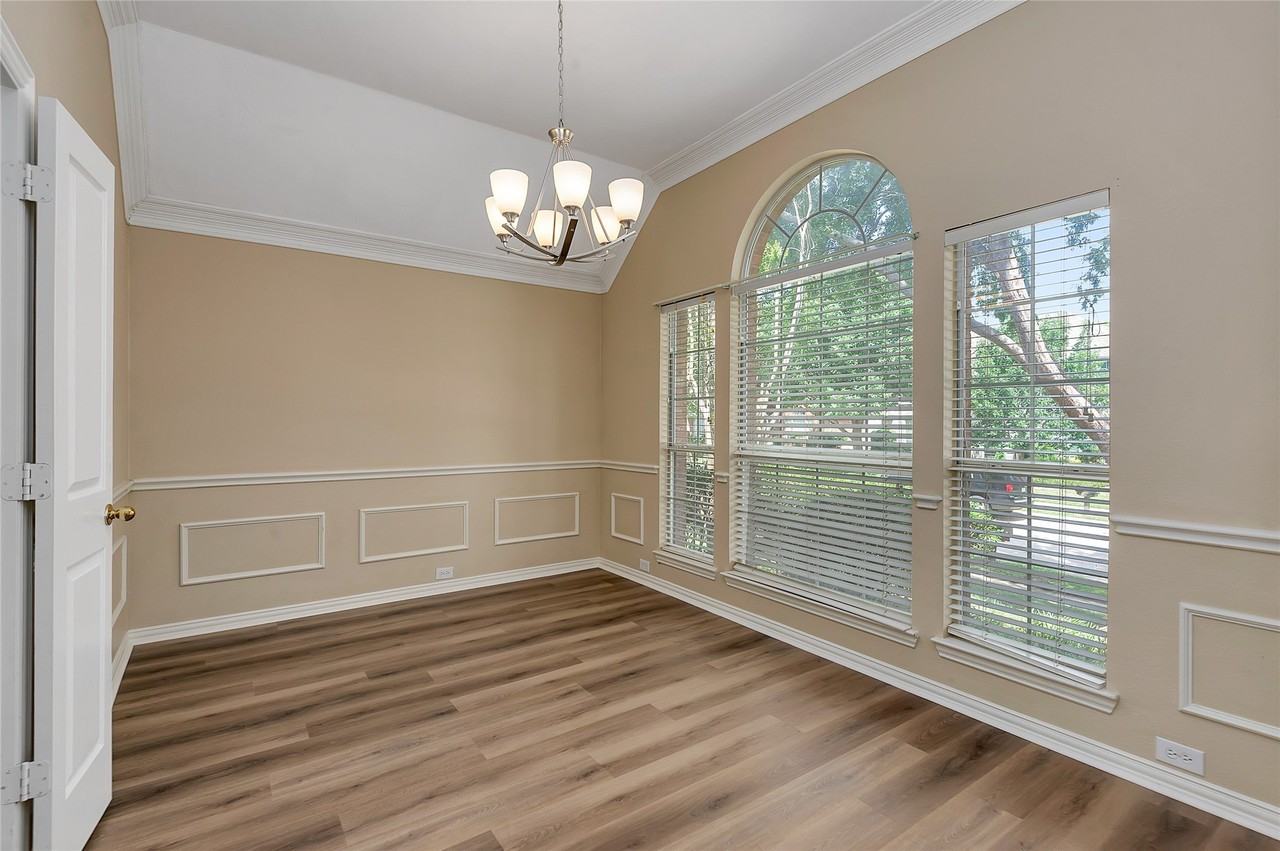 1404 Ranch Hill Dr - Photo 5 of 31