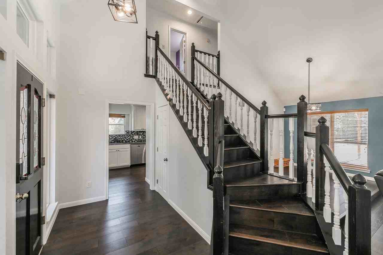 2 Edgemere Ct - Photo 3 of 36