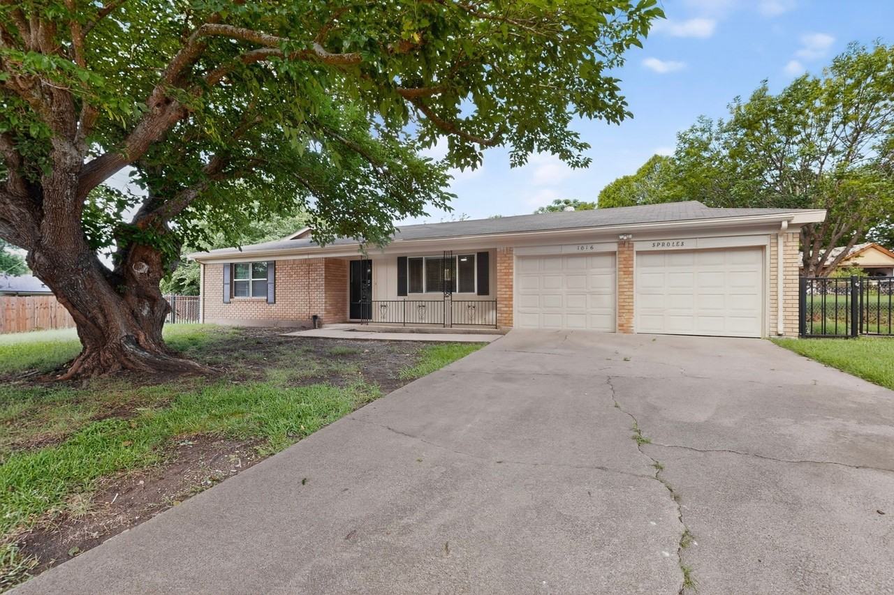 1016 Sproles Dr - Photo 2 of 40