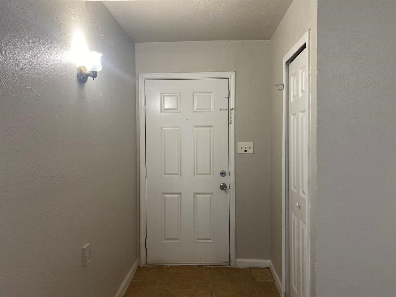 2425 Limestone Dr - Photo 3 of 21