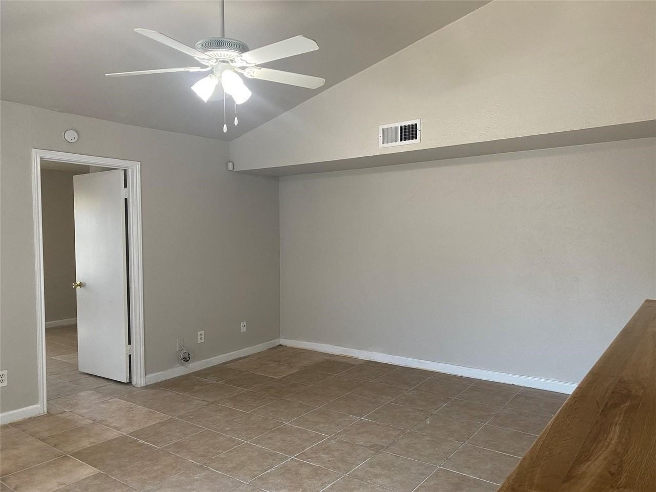 2425 Limestone Dr - Photo 4 of 21