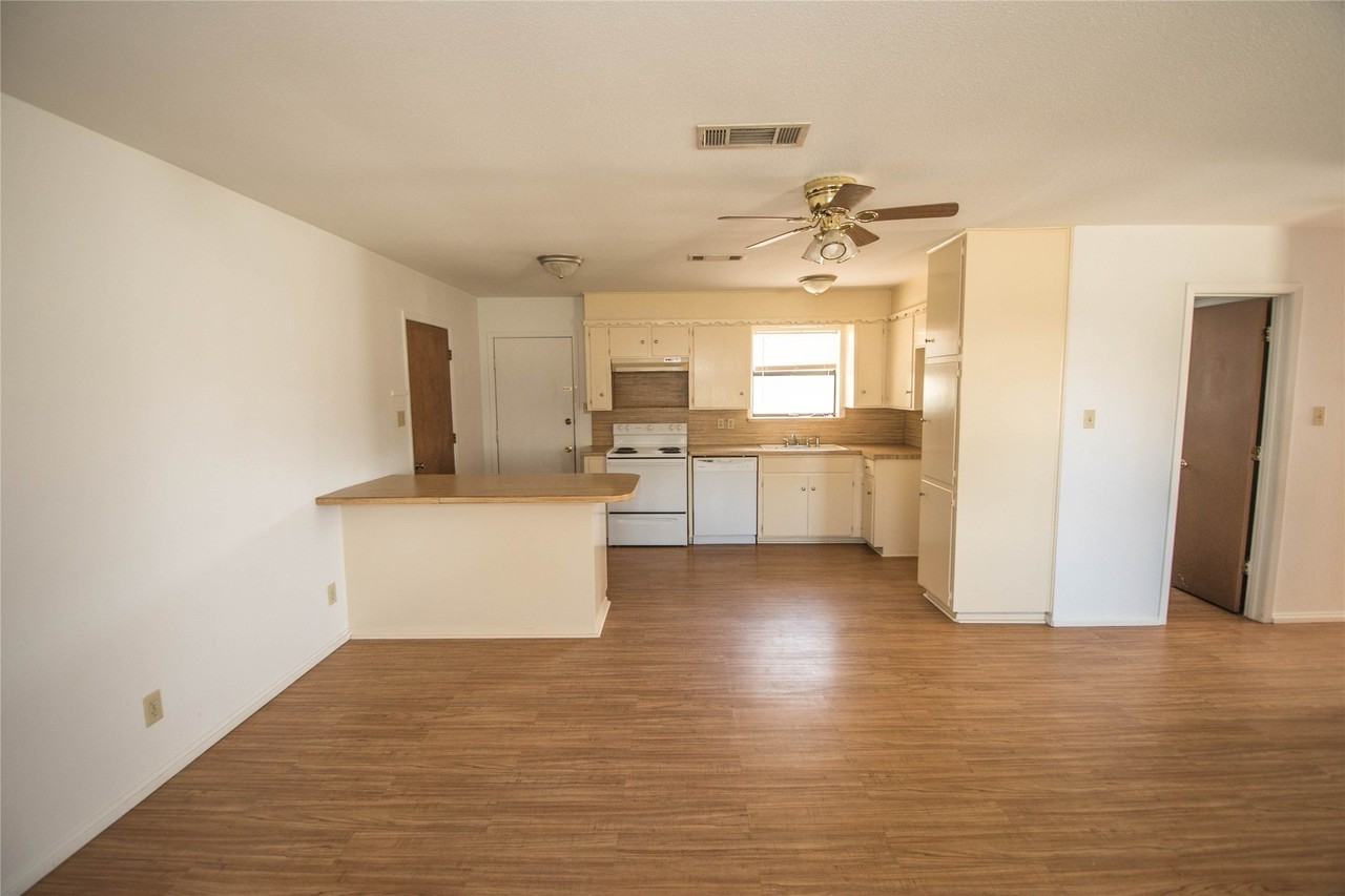 712 N Keith St - Photo 4 of 18