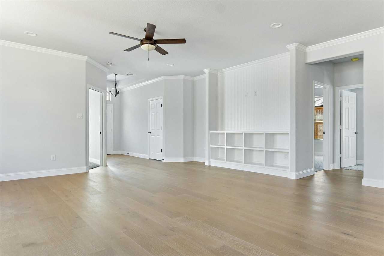 2117 Avenue B - Photo 3 of 19