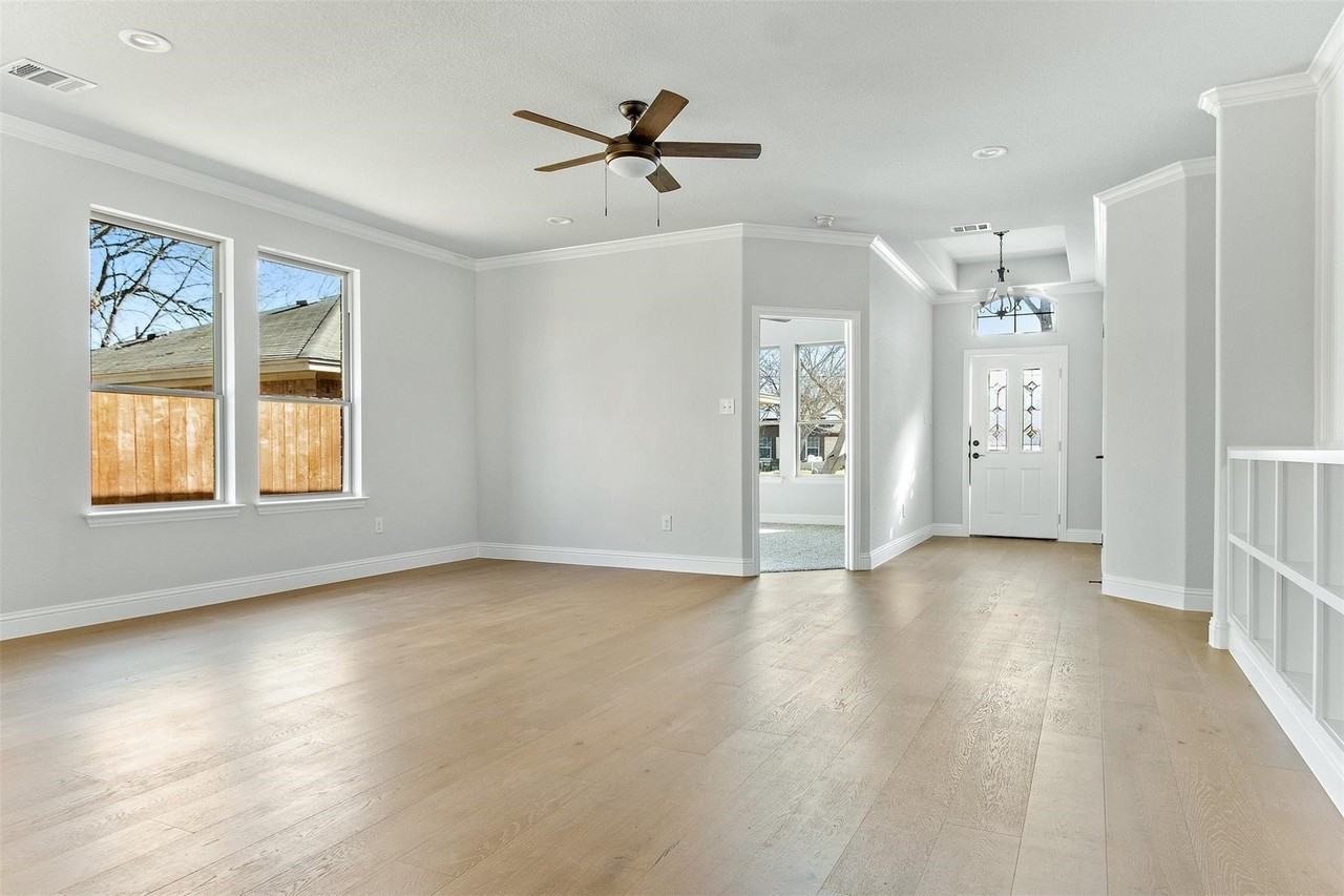2117 Avenue B - Photo 4 of 19