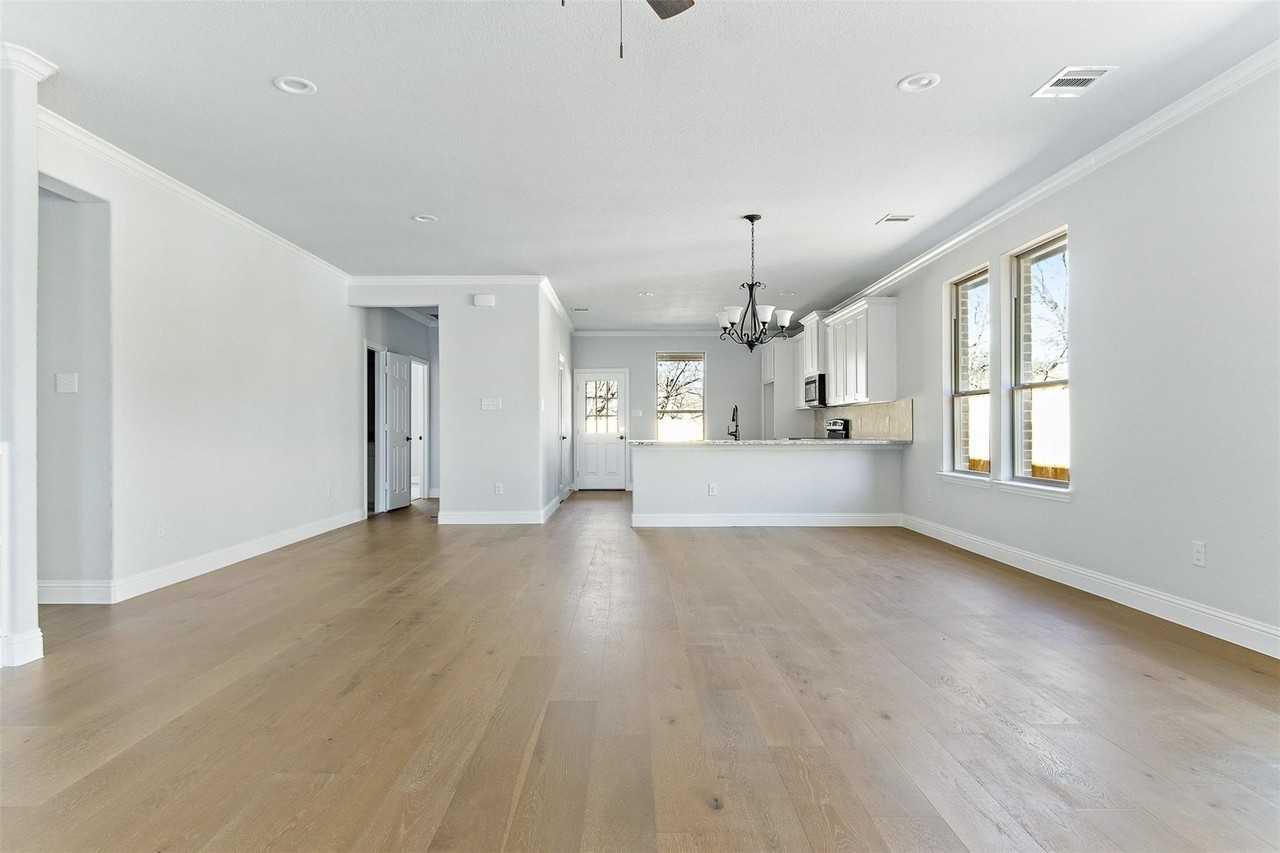 2117 Avenue B - Photo 5 of 19
