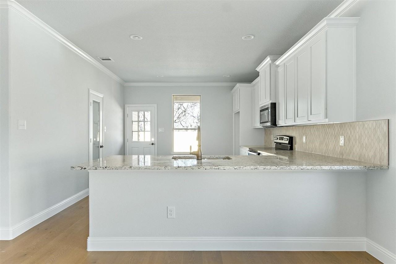 2117 Avenue B - Photo 6 of 19