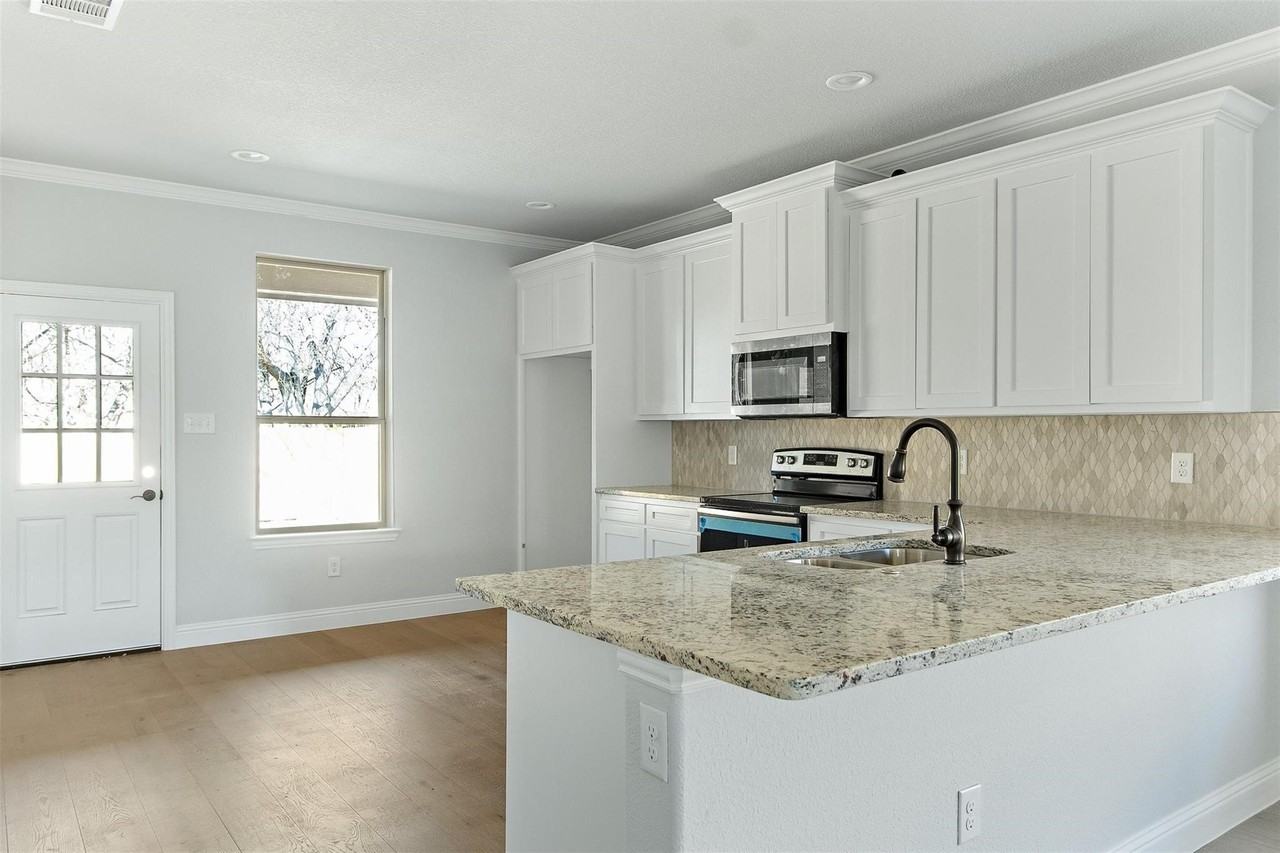 2117 Avenue B - Photo 7 of 19
