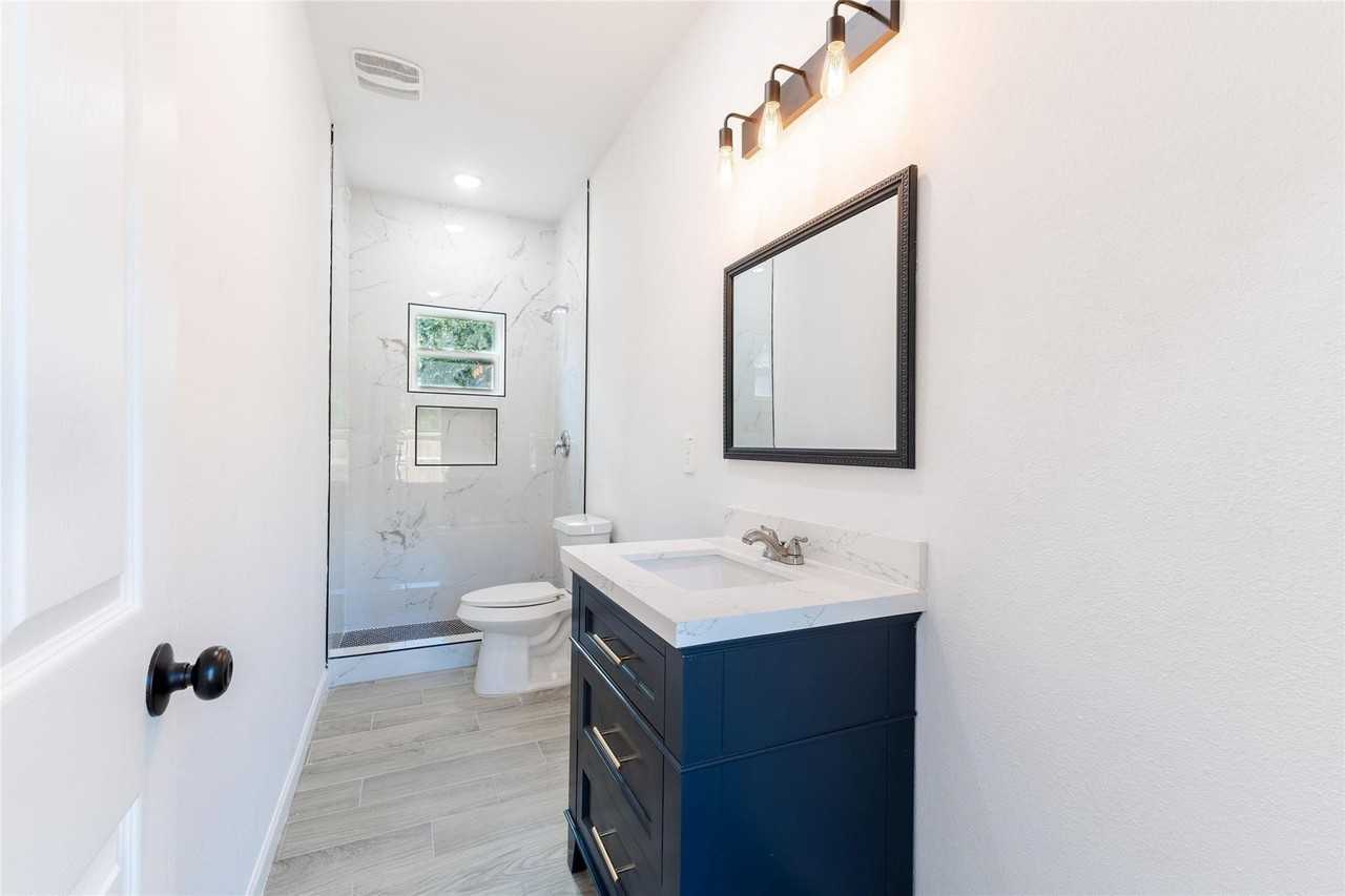 4709 Lee St - Photo 4 of 7