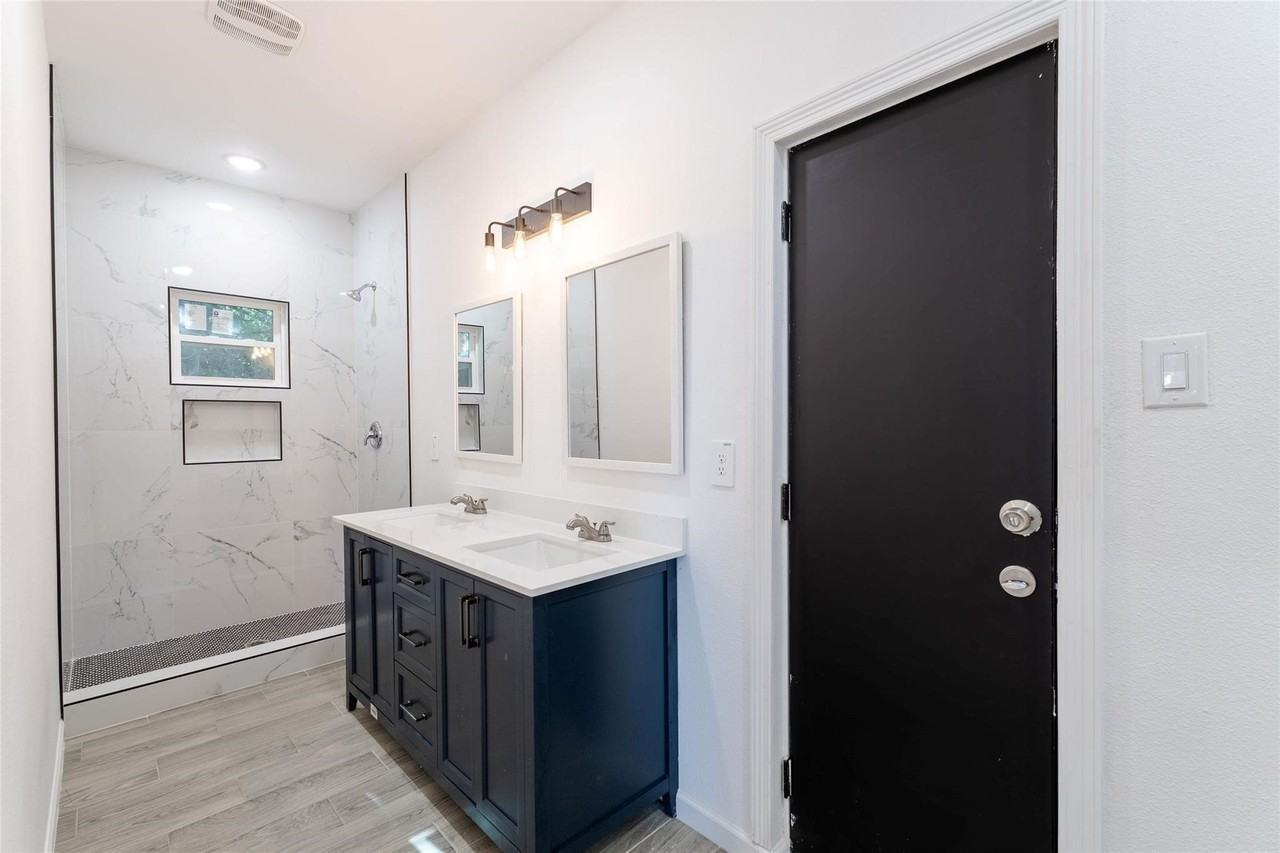 4709 Lee St - Photo 6 of 7