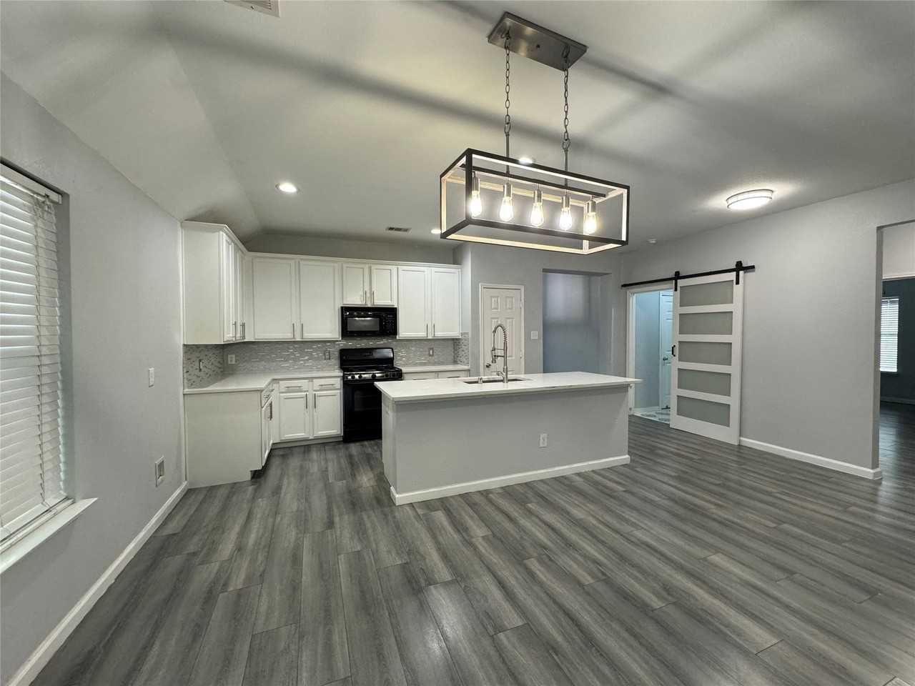 2303 Mackinac Dr - Photo 4 of 15