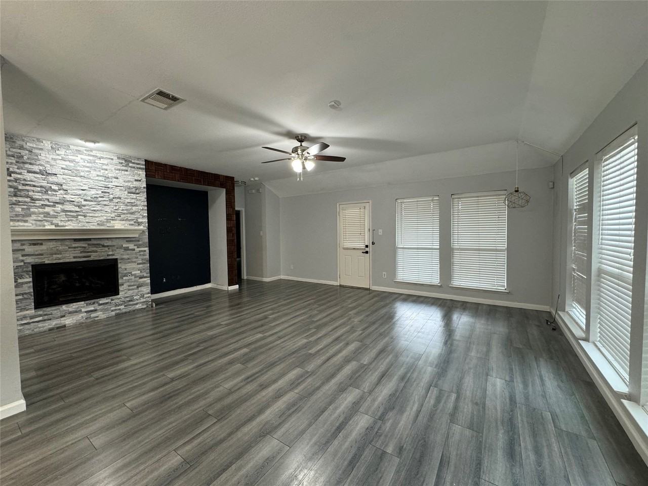 2303 Mackinac Dr - Photo 5 of 15