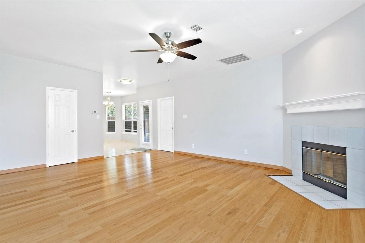 3803 Farmington Dr - Photo 5 of 25