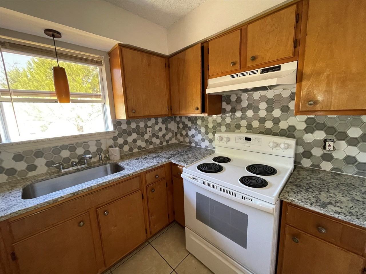 1005 Weiss Ave - Photo 5 of 34