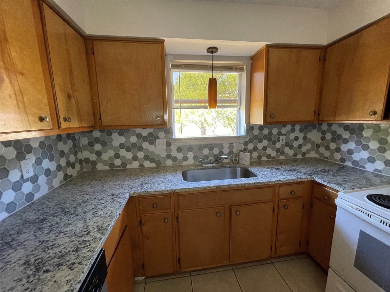 1005 Weiss Ave - Photo 6 of 34