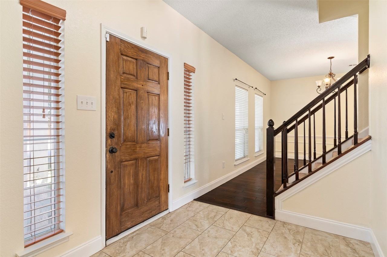 2522 Primrose Ln - Photo 3 of 36