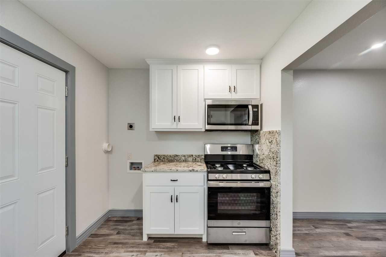 2210 Manor St - Photo 2 of 13