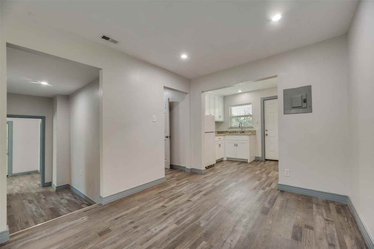 2210 Manor St - Photo 3 of 13
