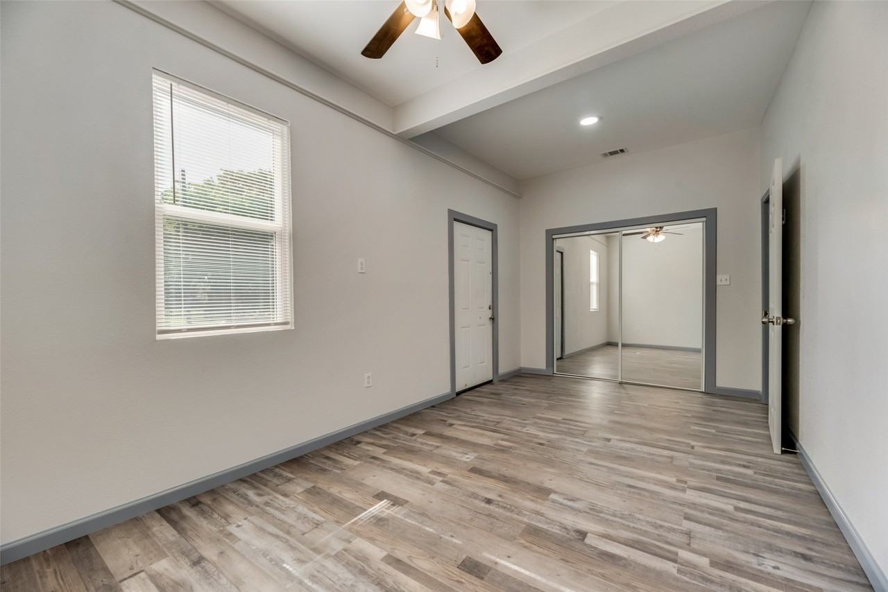 2210 Manor St - Photo 5 of 13