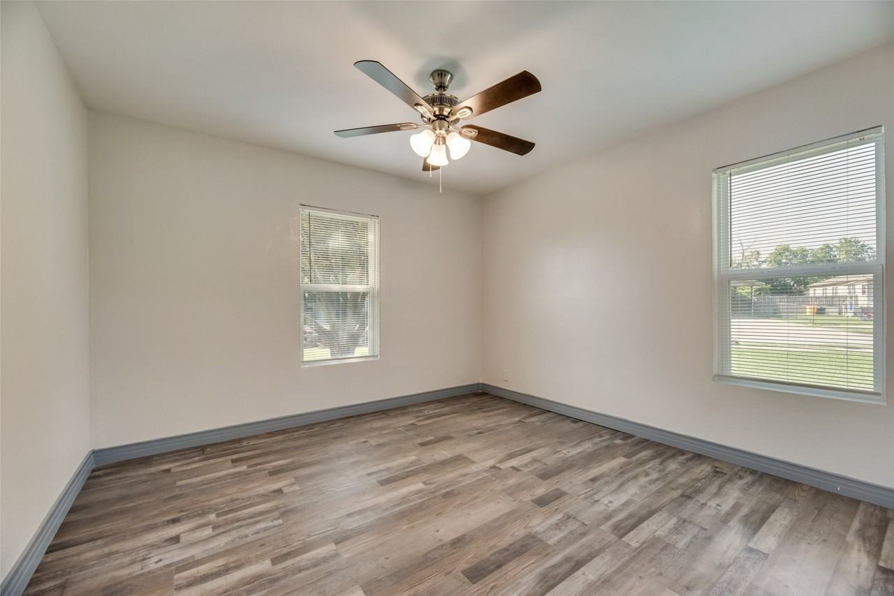2210 Manor St - Photo 7 of 13