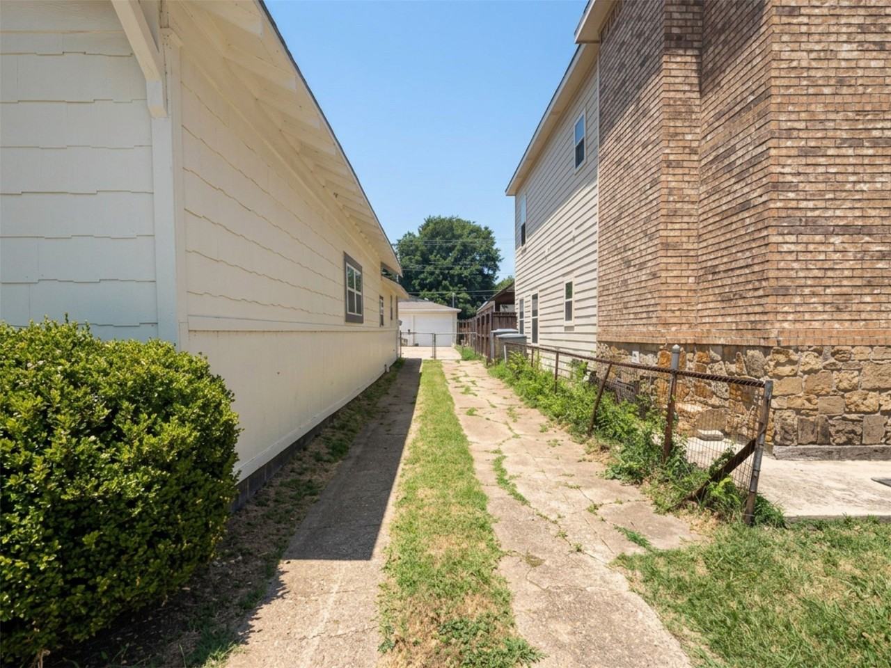 2011 N Houston St - Photo 5 of 38