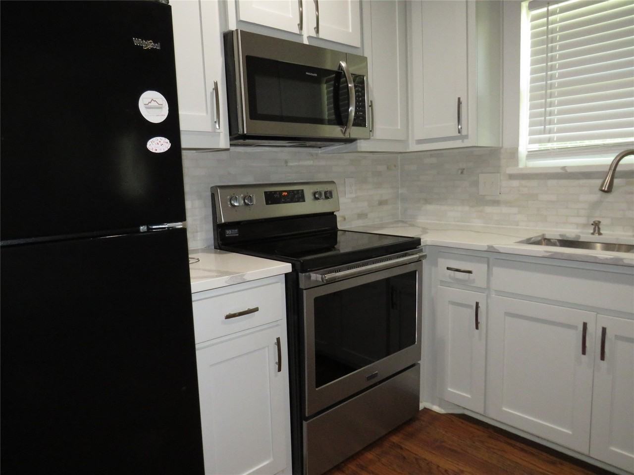 818 Thomas St - Photo 3 of 22