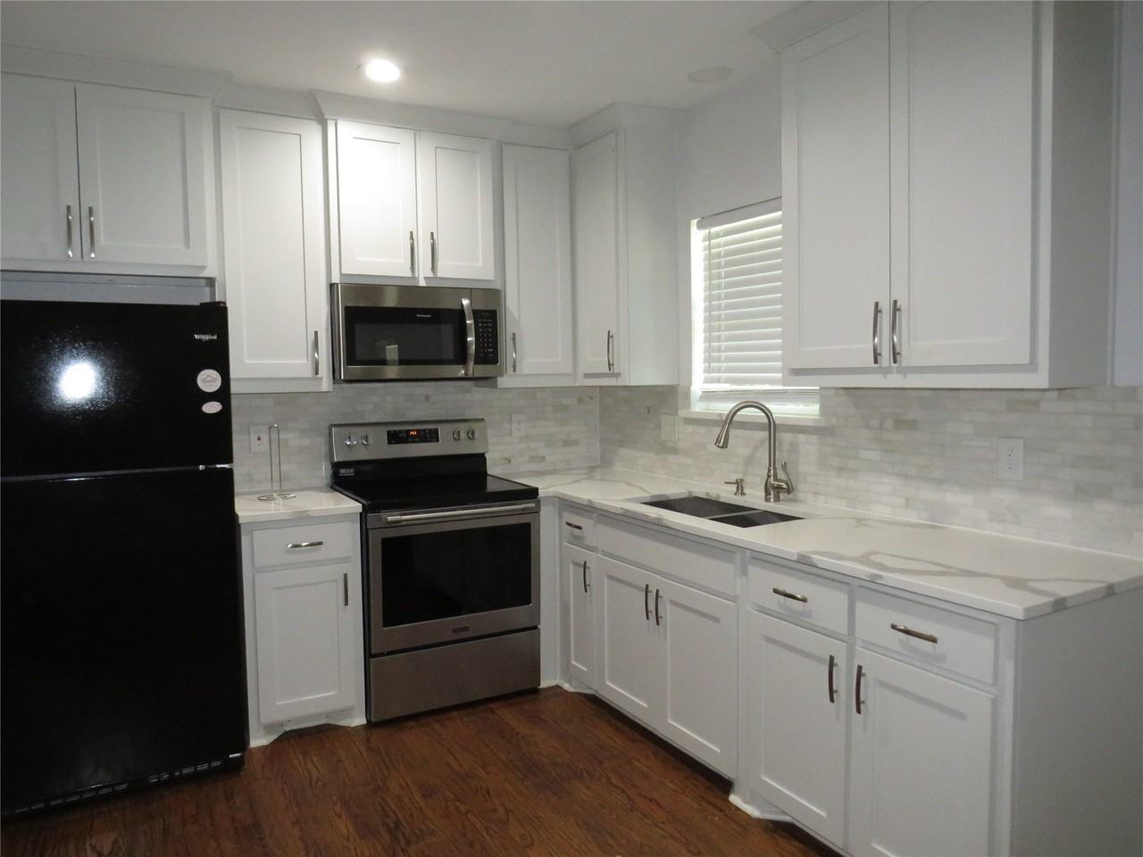 818 Thomas St - Photo 4 of 22