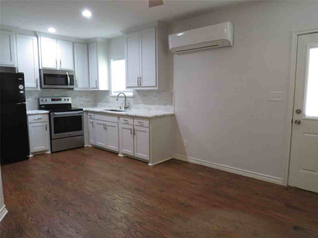 818 Thomas St - Photo 7 of 22