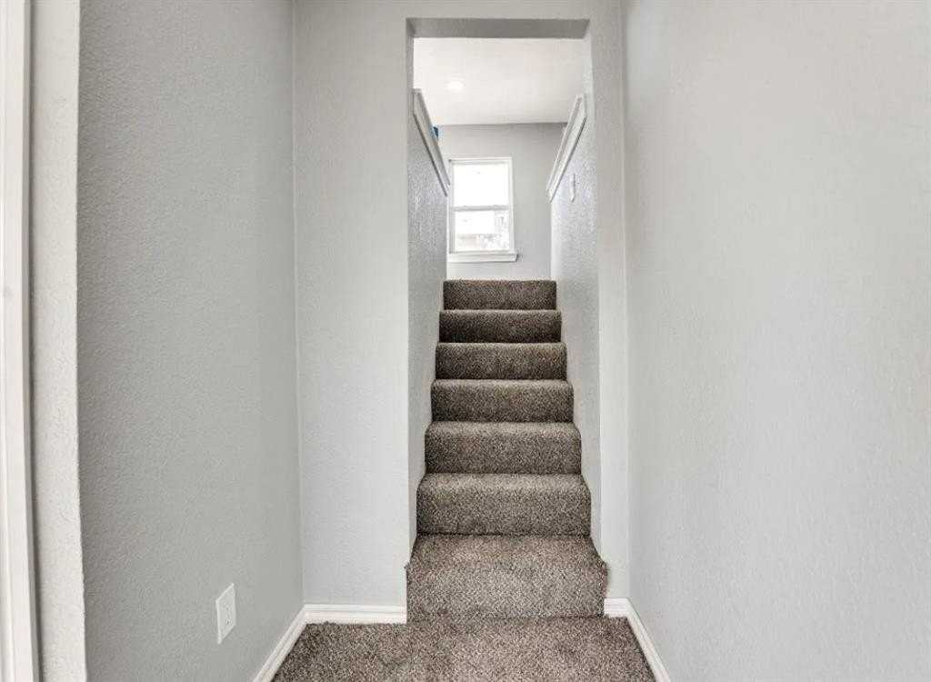 228 W Fairchild Dr - Photo 4 of 11