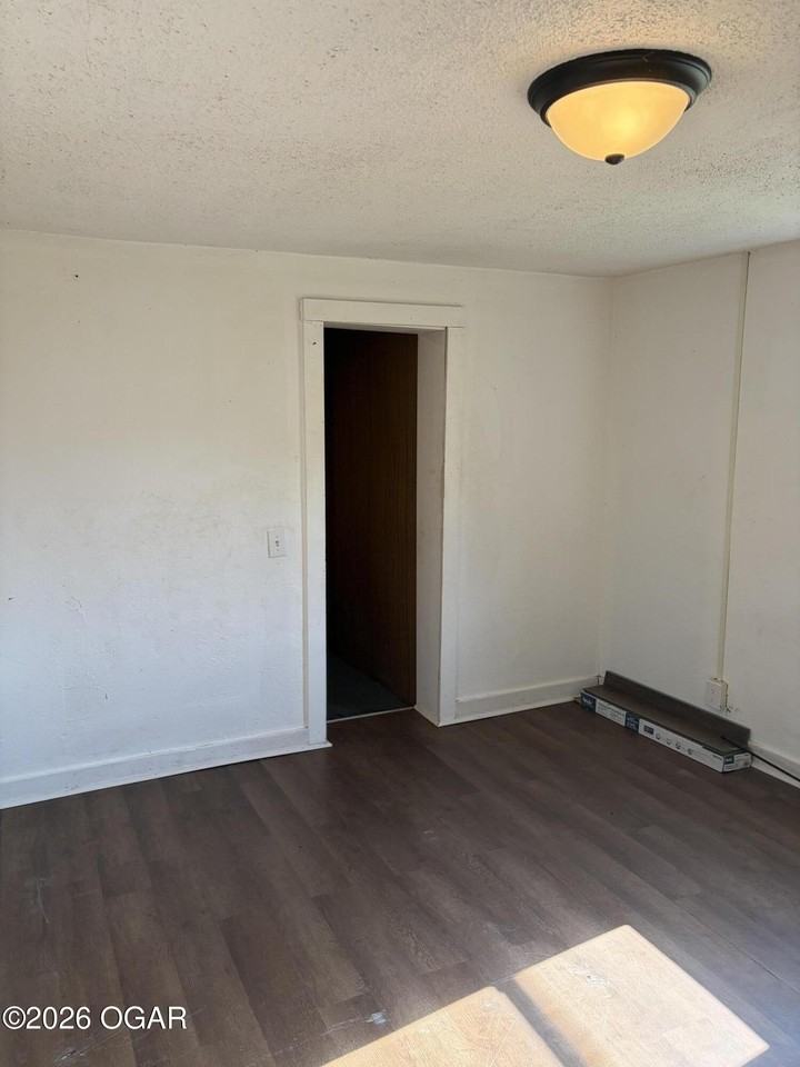 802 E 17th St - Photo 2 of 5