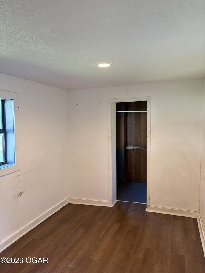 802 E 17th St - Photo 3 of 5