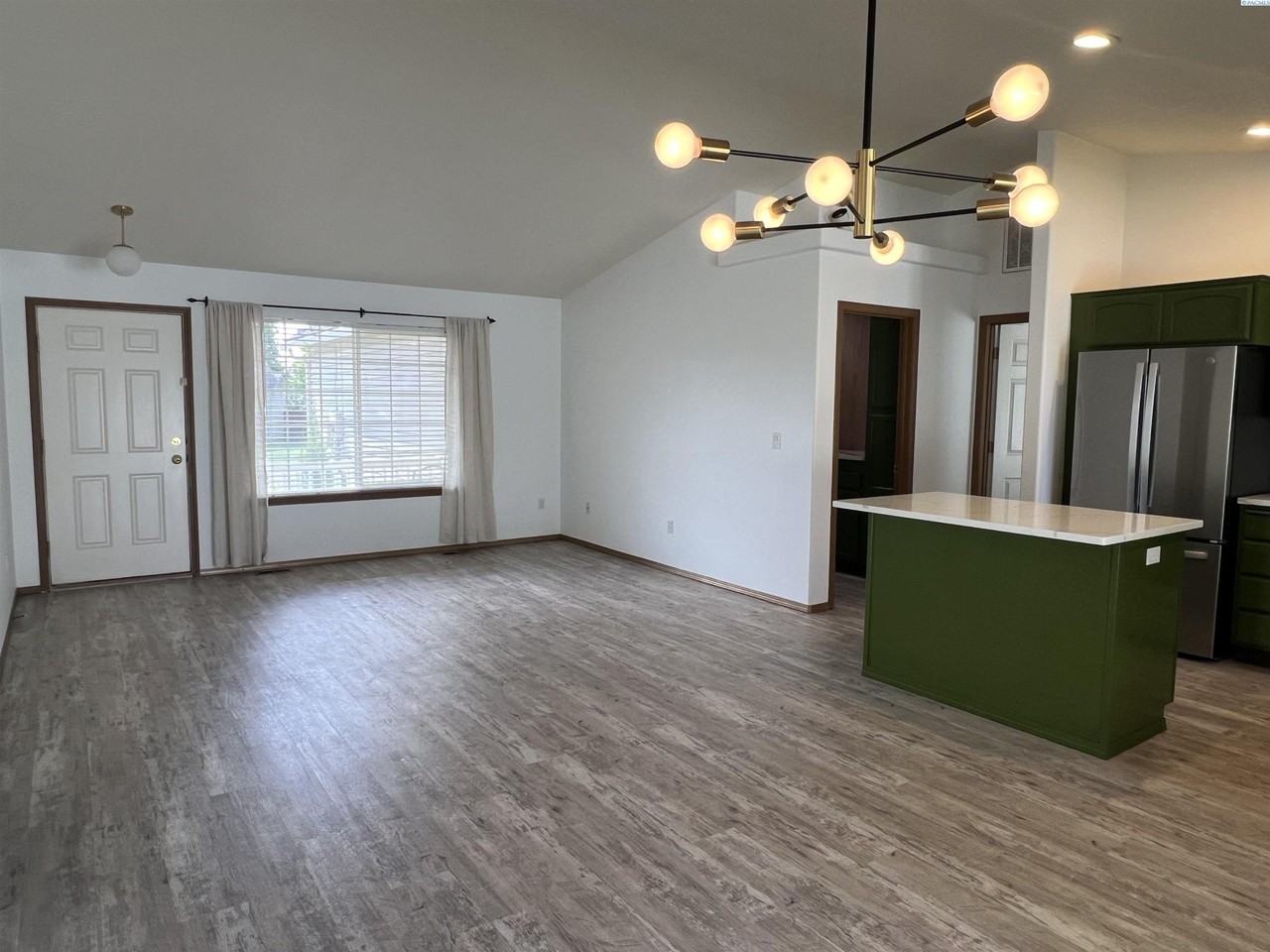 1574 Foxglove Ave - Photo 4 of 14