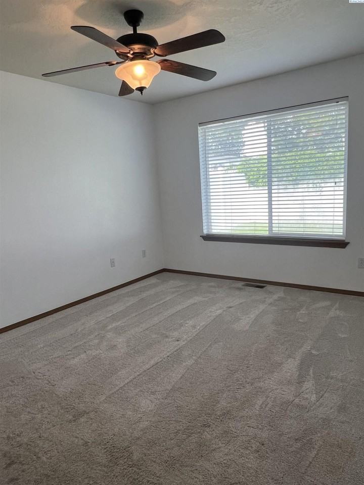 1574 Foxglove Ave - Photo 7 of 14