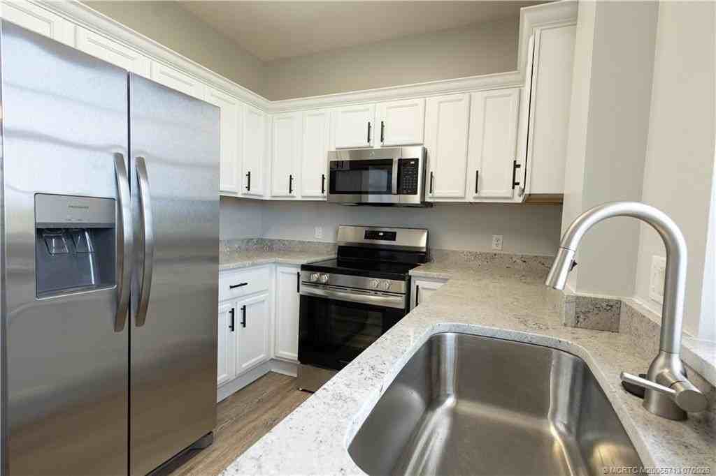 101 Se Ocean Blvd - Photo 3 of 13