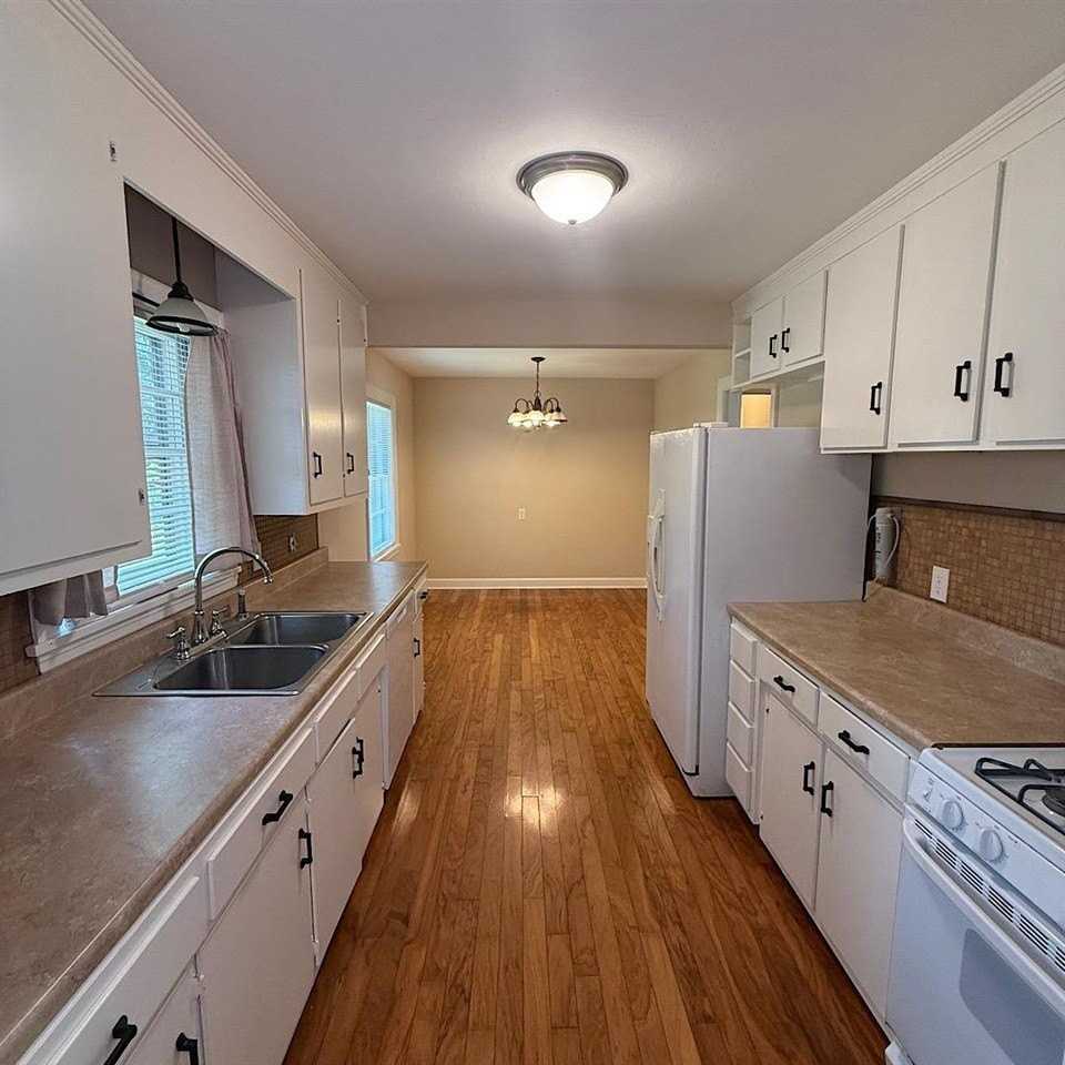 1704 Kenton St - Photo 3 of 9