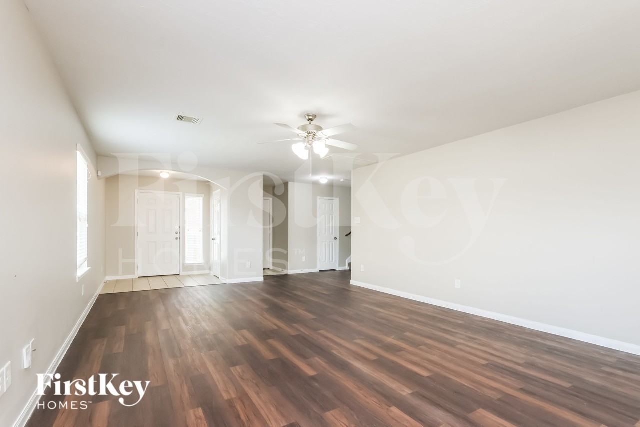 2423 Gianna Way - Photo 3 of 16