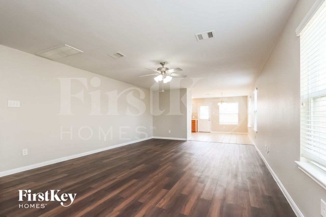 2423 Gianna Way - Photo 4 of 16
