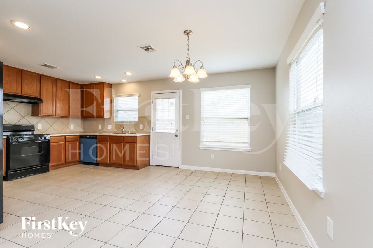 2423 Gianna Way - Photo 5 of 16