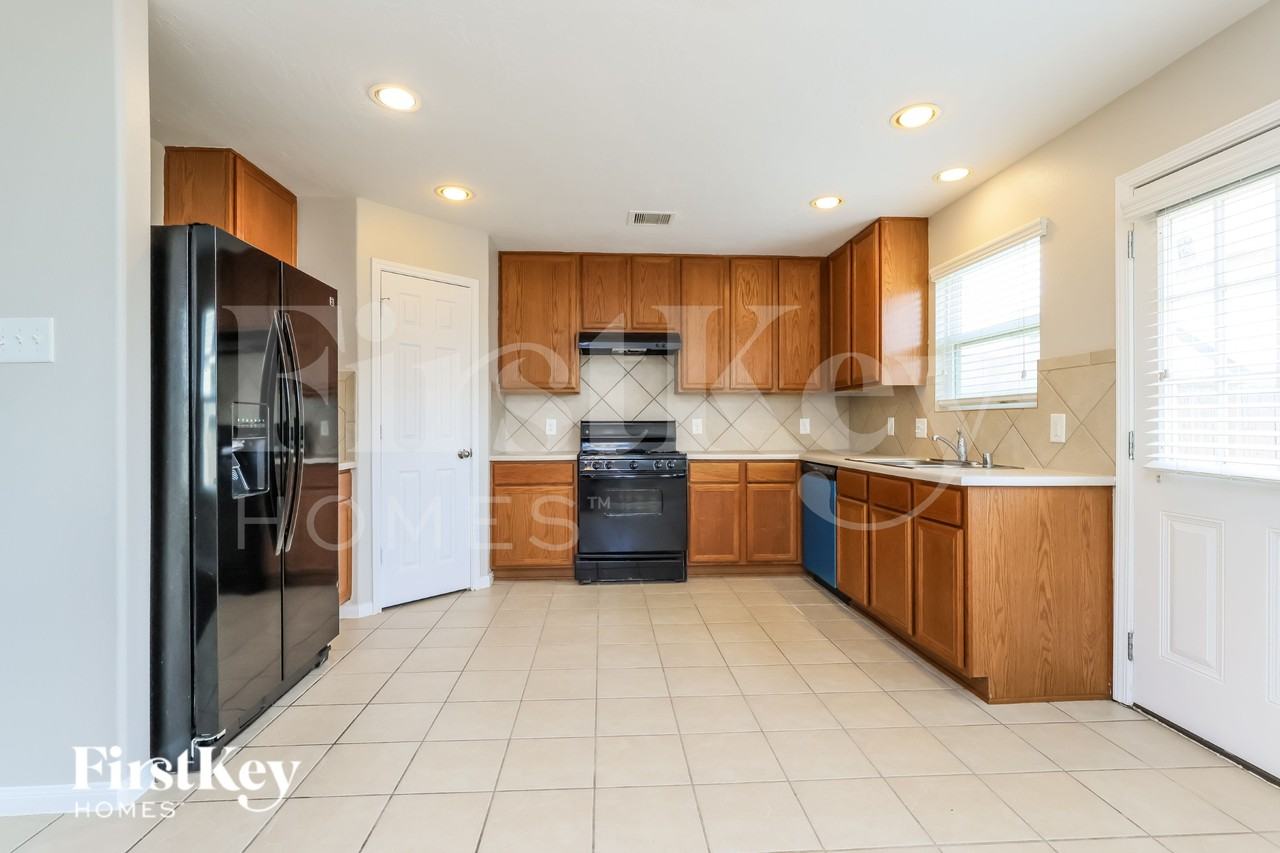 2423 Gianna Way - Photo 6 of 16