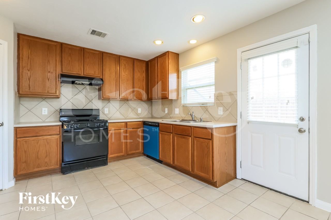 2423 Gianna Way - Photo 7 of 16