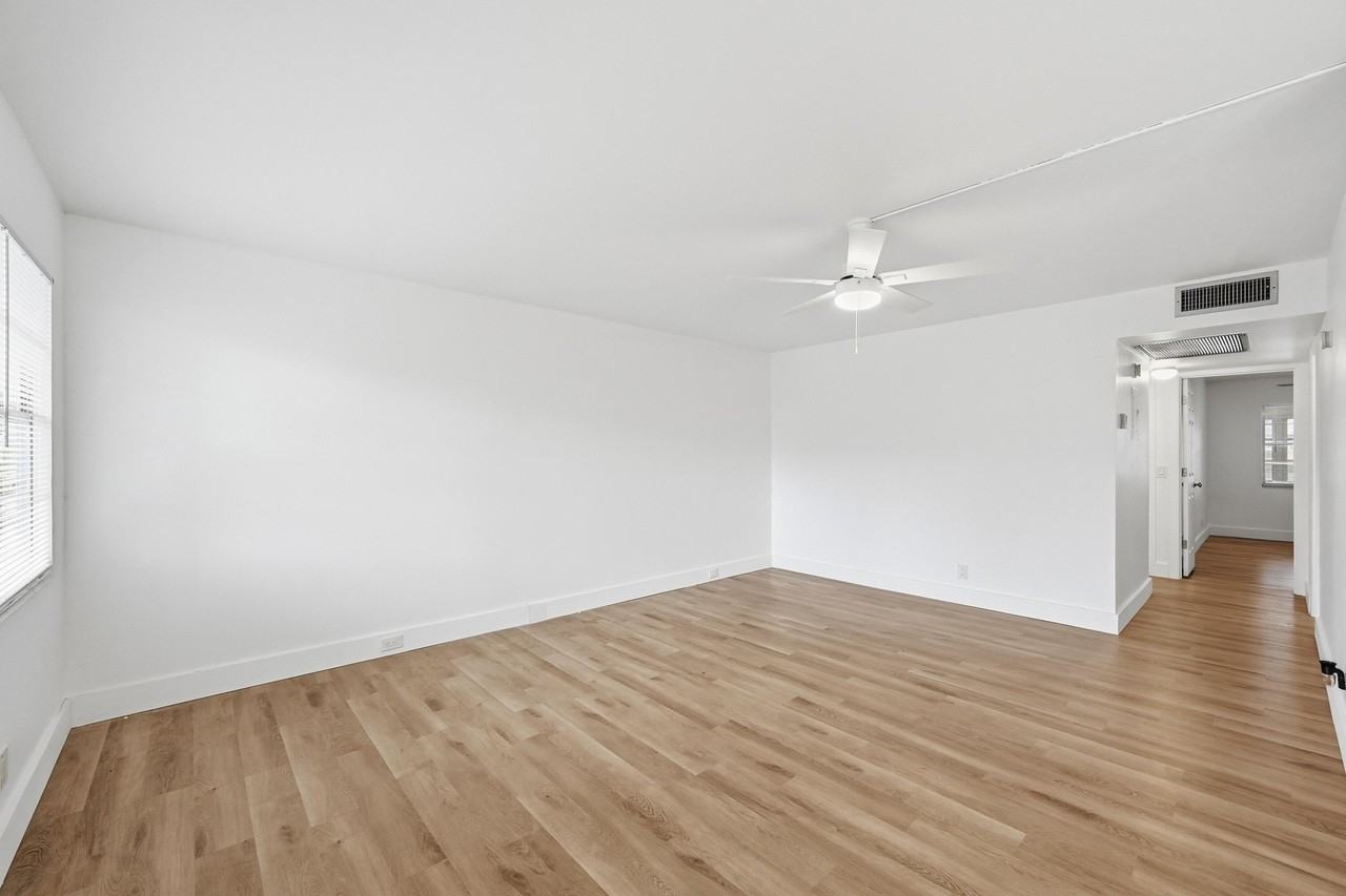 1043 Cornwall C - Photo 5 of 34