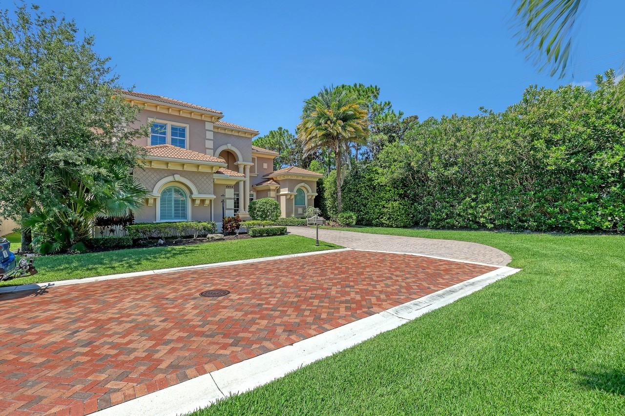 6464 Bellamalfi St - Photo 3 of 50