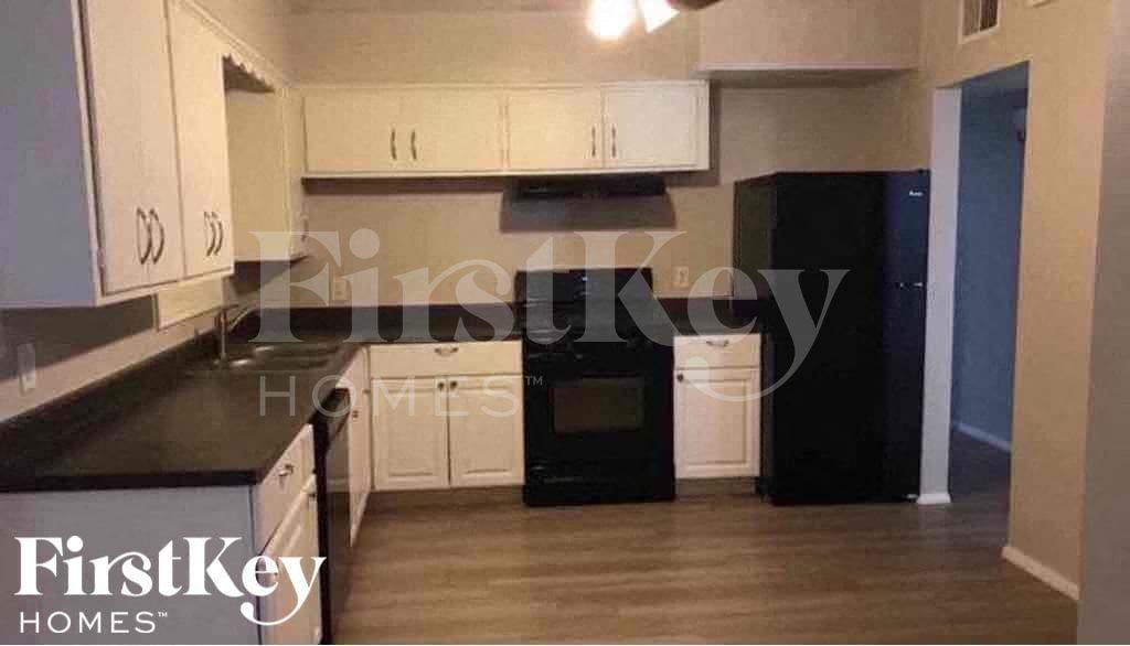 1439 W 7th St - Photo 4 of 17