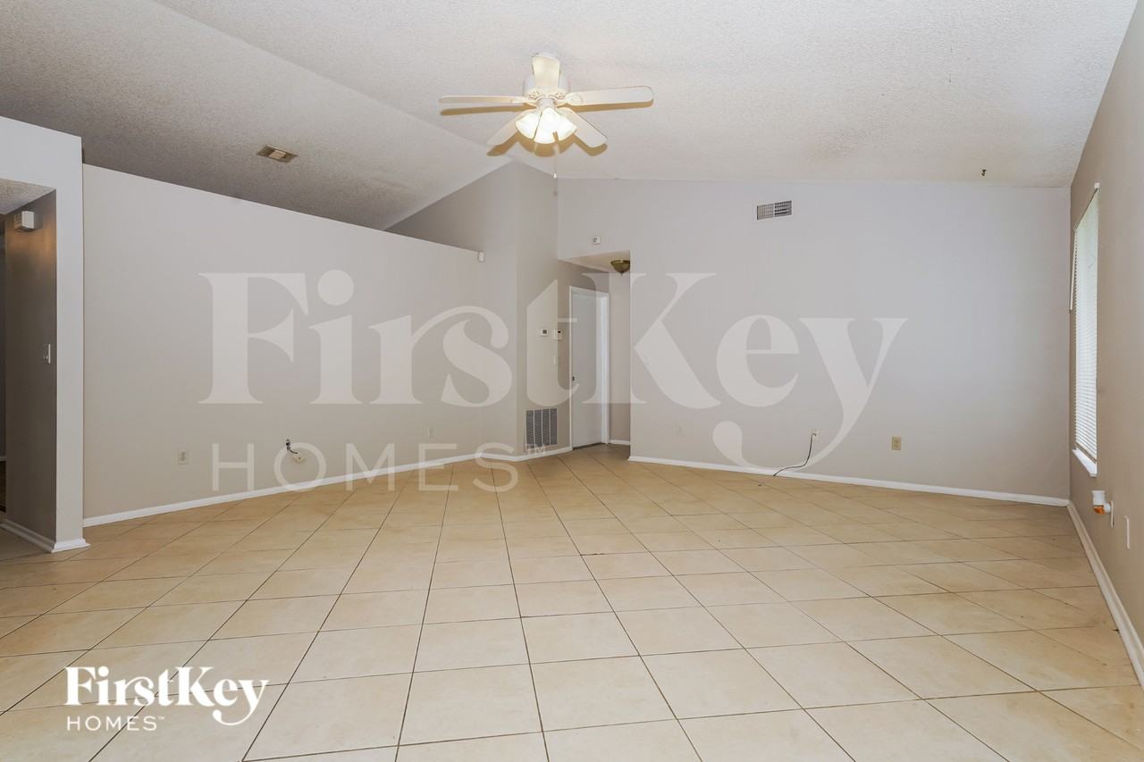 1389 Trollman Ave - Photo 4 of 17