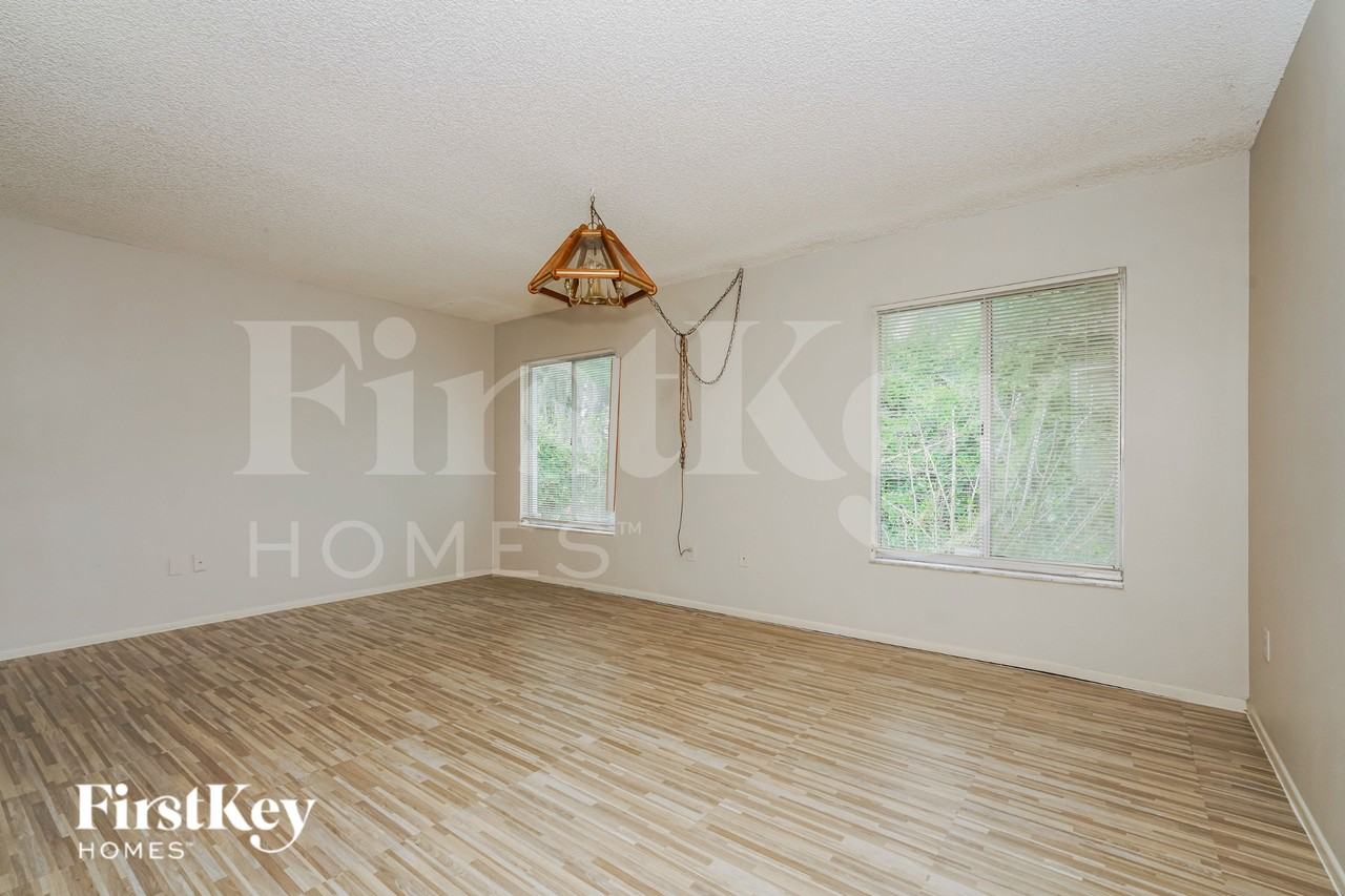 1389 Trollman Ave - Photo 5 of 17